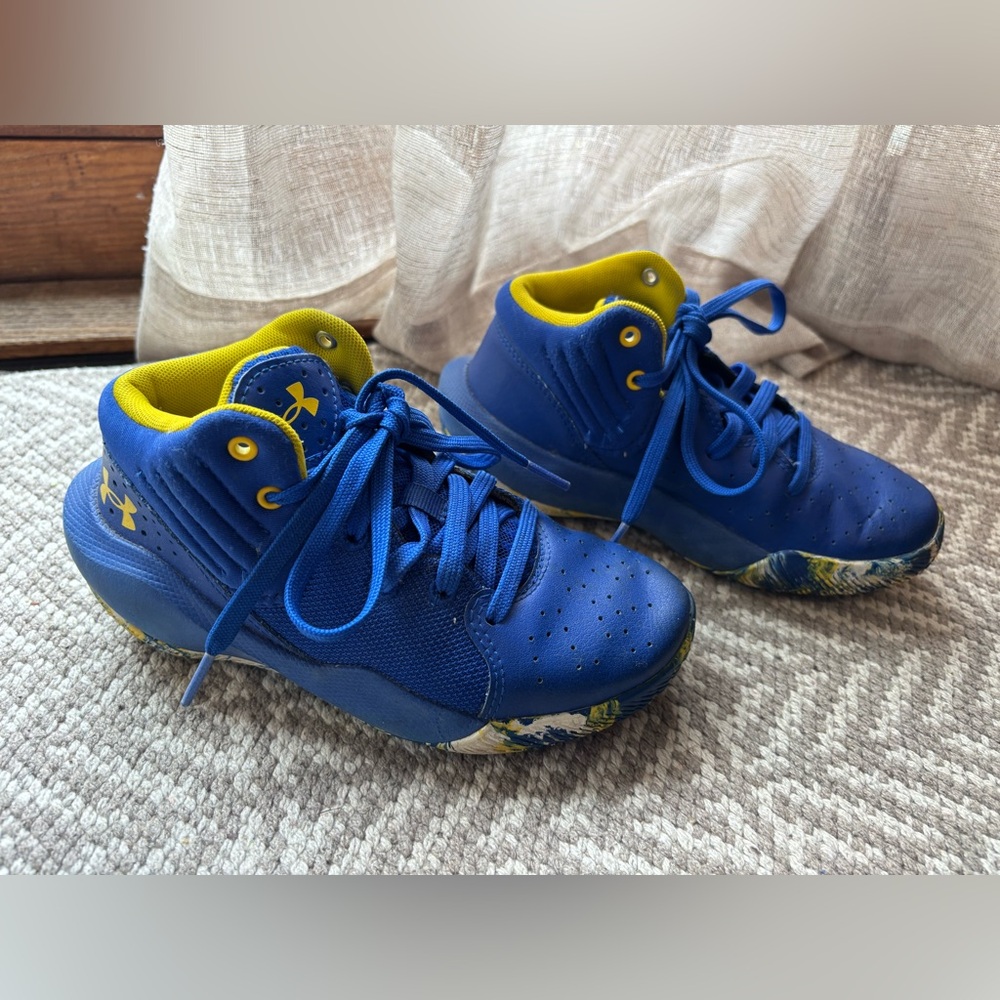 Boy’s Under Armour Blue and Yellow Basketball Sneaker 💙💛